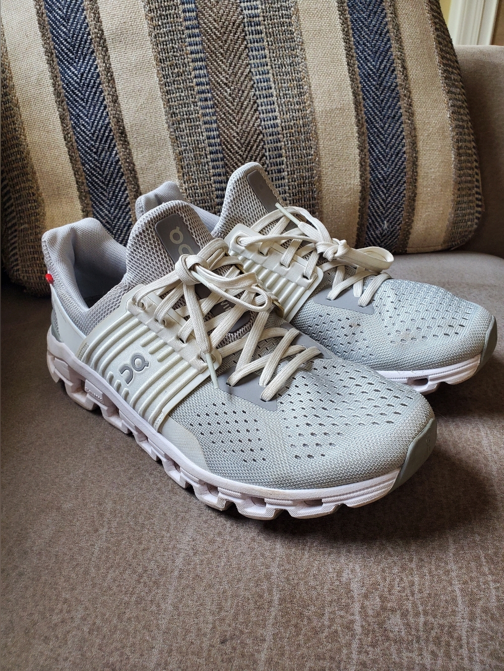 On Cloud Cloudswift Women Size 9 US Gray White Athletic Running Sneakers Shoes